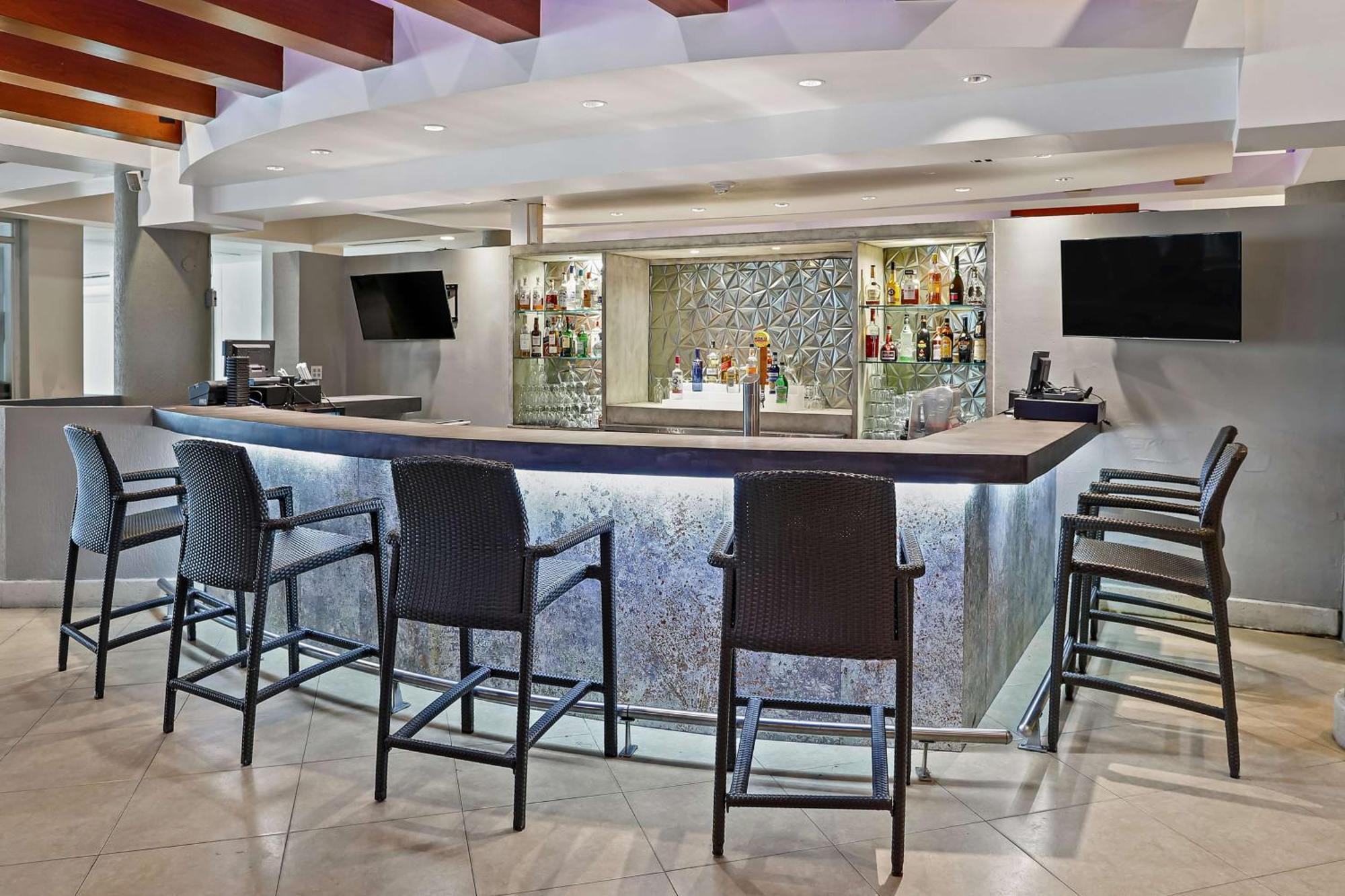 Embassy Suites By Hilton Dorado Del Mar Beach Resort Eksteriør bilde